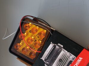 Led geltonų gabaritų komplektas su nuolatinio švietimo ir mirksėjimo funkcija
